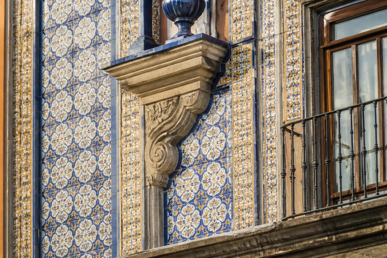 Fachada poblana revestida con azulejos de talavera