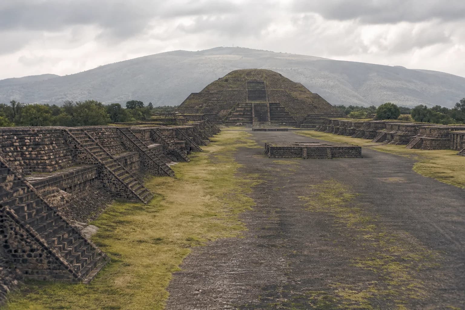 Calzada de los Muertos mirando hacia la Pirámide de la Luna