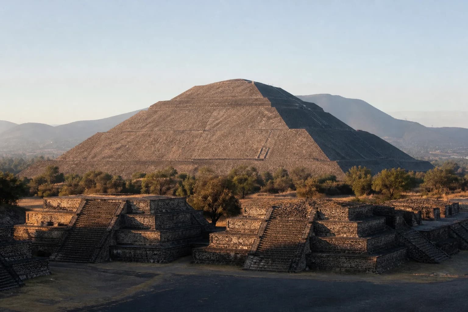 Pirámide del Sol en el paisaje arqueológico de Teotihuacán
