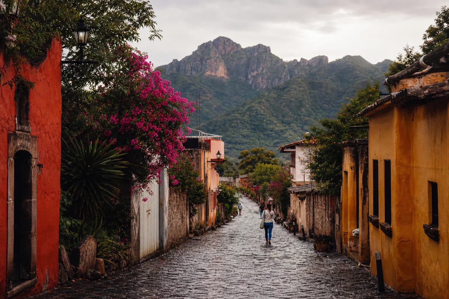 Calle empedrada de Tepoztlán con montañas al fondo