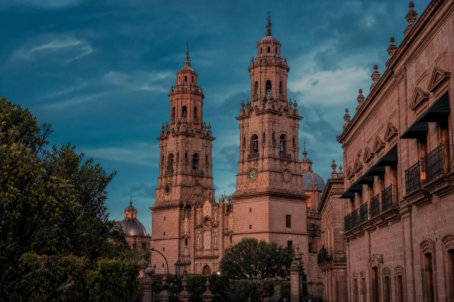 Catedral de Morelia iluminada al atardecer