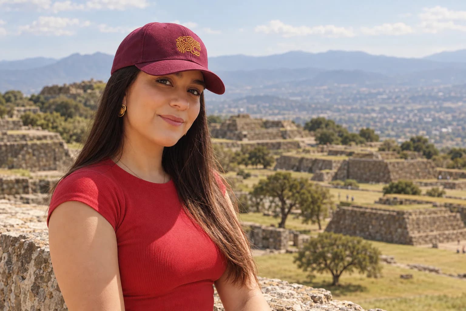 Modelo con gorra Jaguar frente a las terrazas ceremoniales de Monte Albán